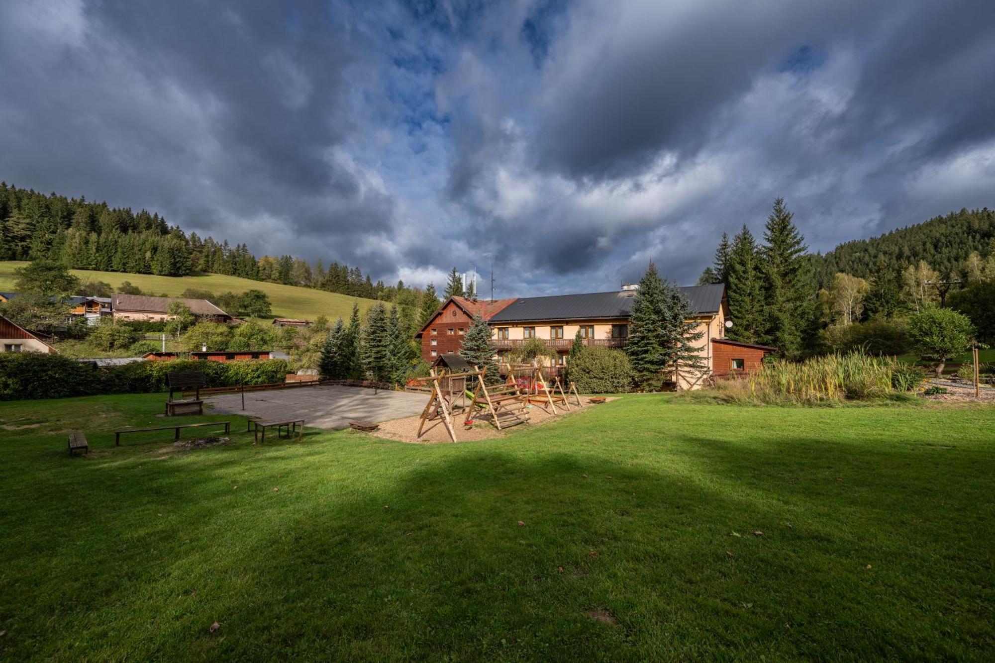 Horsky Hotel Kycerka Velke Karlovice Bagian luar foto