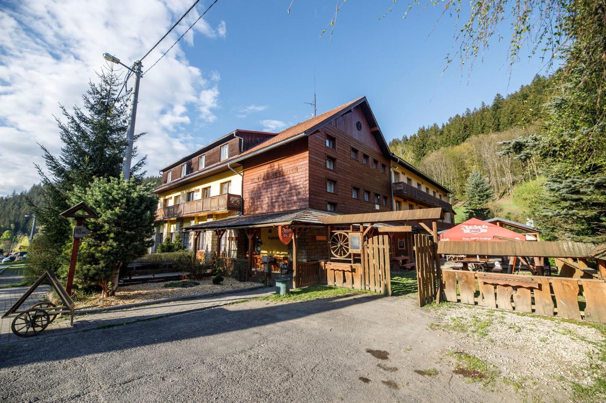 Horsky Hotel Kycerka Velke Karlovice Bagian luar foto